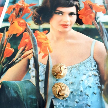 Crown Trifari - goldtone round clip earrings - Bliinkt