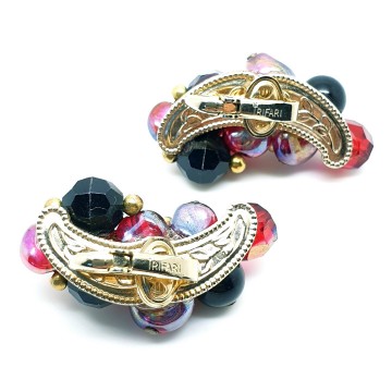 Crown Trifari halvemaanvormige oorbellen in de tinten rozerood en zwart achterkant