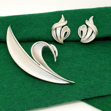 Crown Trifari zilverkleurige bladbroche en oorbellen 60's