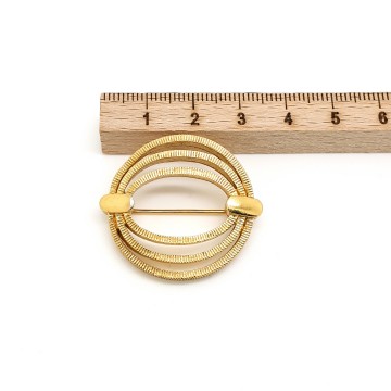 Crown Trifari - ribbed goldtone circle brooch - Bliinkt