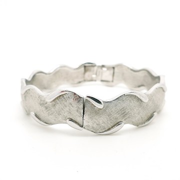 Crown trifari zilverkleurige geborstelde klemarmband