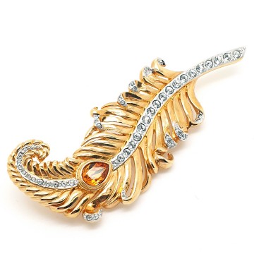 Crystaline - goldtone feather brooch with clear crystals and amber coloured teardrop shaped rhinestone - Bliinkt