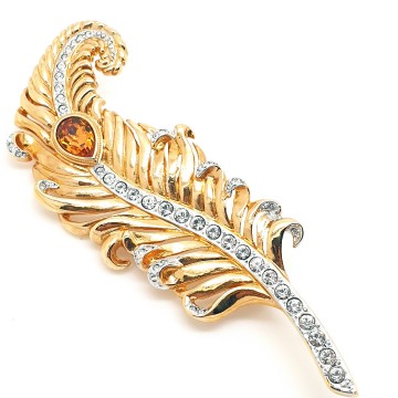Crystaline - goldtone feather brooch with clear crystals and amber coloured teardrop shaped rhinestone - Bliinkt