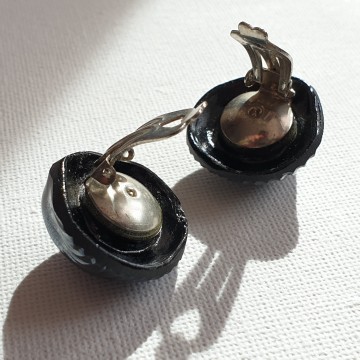 Donkerblauwe schelpoorbellen van keramiek