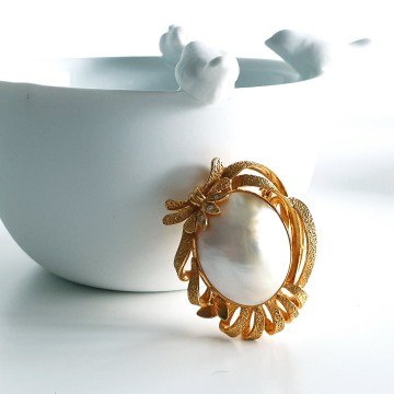 Delicate goldtone faux pearl combined brooch and pendant and tiny rhinestones - Bliinkt
