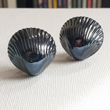 Donkerblauwe schelpoorbellen van keramiek