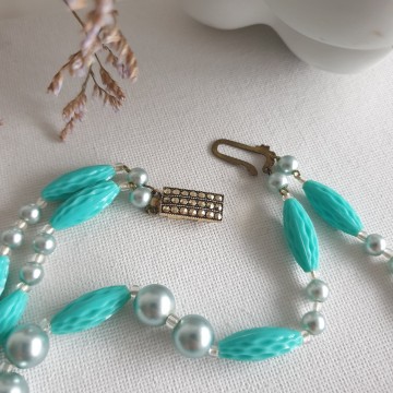 Two row necklace with barrel shaped facetted turquoise beads and fake pearls - Bliinkt