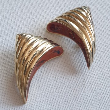 Triangle shaped goldtone ribbed earrings brown marbled enamel