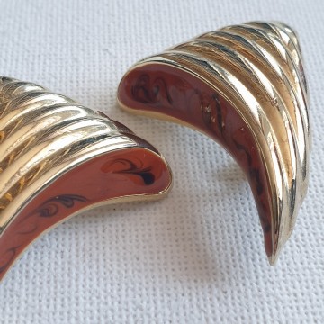 Triangle shaped goldtone ribbed earrings brown marbled enamel