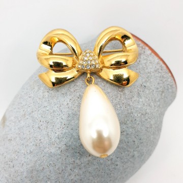 Elizabeth taylor white diamonds collection goldtone bow brooch with clear rhinestones and faux teardrop shaped faux pearl   bliinkt