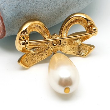 Elizabeth taylor white diamonds collection goldtone bow brooch with clear rhinestones and faux teardrop shaped faux pearl signed wd   bliinkt