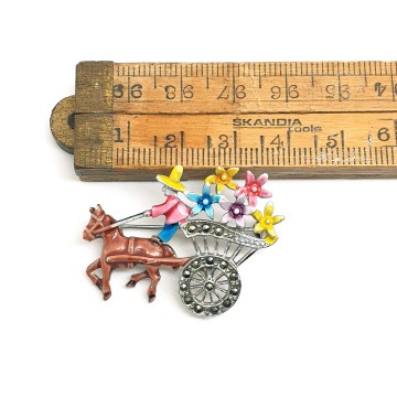 Enamelled horse and cart brooch with flower salesman - Bliinkt