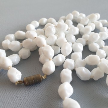 Long necklace with white irregular glass beads, 128 cm - Bliinkt