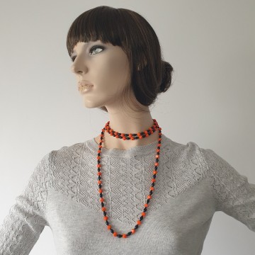 Extremely long necklace with bright orange and black glass beads - Bliinkt