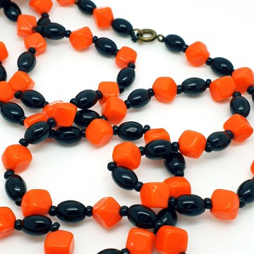 Extremely long necklace with bright orange and black glass beads - Bliinkt