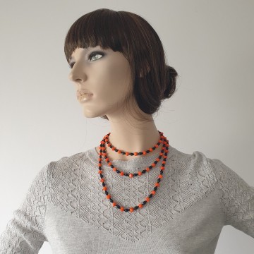 Extremely long necklace with bright orange and black glass beads - Bliinkt