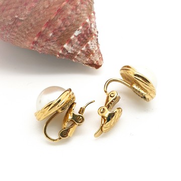 Faux pearl earrings with goldtone edge - Bliinkt