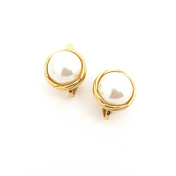Faux pearl earrings with goldtone edge - Bliinkt