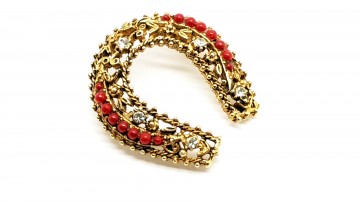 Florenza goudkleurigehoefijzervormige broche met koraalrode kraaltjes en heldere strass