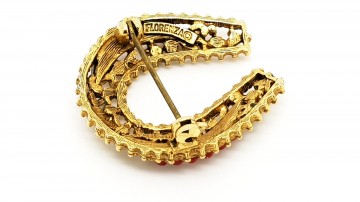 Florenza goudkleurigehoefijzervormige broche met koraalrode kraaltjes en heldere strass achterkant