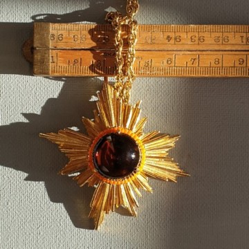 Florenza - goldtone sunburst pendant with brown cabochon and orange seed beads - Bliinkt