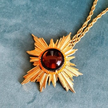 Florenza - goldtone sunburst pendant with brown cabochon and orange seed beads - Bliinkt