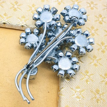 50s Flower brooch with clear rhinestones - Bliinkt