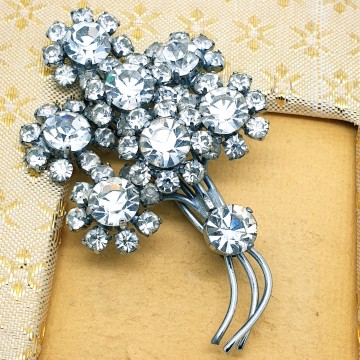 50s Flower brooch with clear rhinestones - Bliinkt