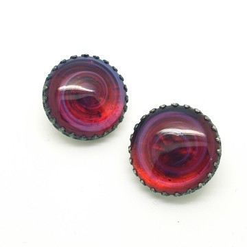 Round raspberry coloured earrings with white swirl - Bliinkt