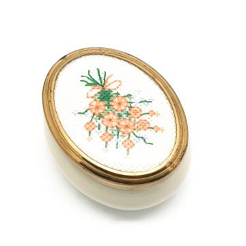 Framecraft - trinket box with embroidered lid - Bliinkt
