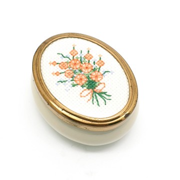 Framecraft - trinket box with embroidered lid - Bliinkt