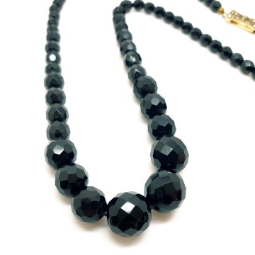 Ketting met zwarte facetgeslepen glaskralen en strikslotje