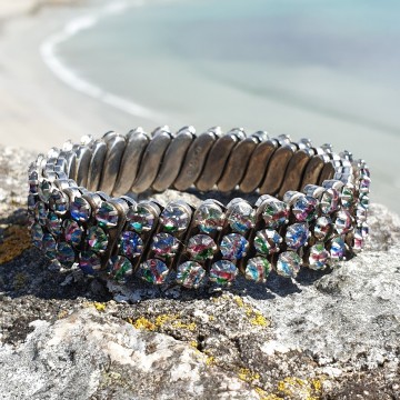 G & Co stretcharmband met regenboogkleurige strass op muur in Cornwall