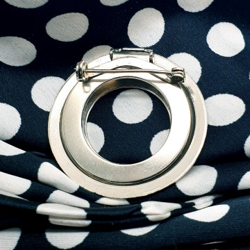 Round ribbed silvertone scarf clip and brooch in one - Bliinkt