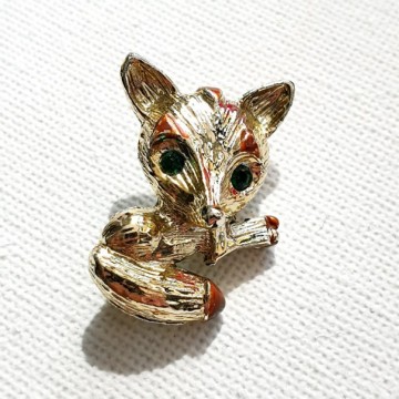 Gerry's - tiny goldtone fox brooch with emerald green eyes and brown enamel details - Bliinkt