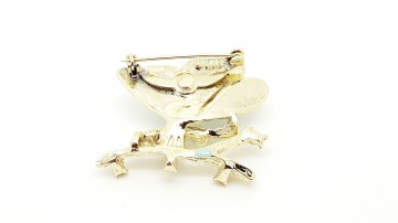 Gerry's broche goudkleurige vlinder op tak met groene strass en twee kleuren groen emaille op vleugels achterkant