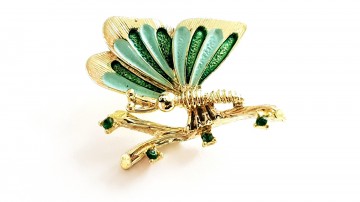 Gerry's broche goudkleurige vlinder op tak met groene strass en twee kleuren groen emaille op vleugels