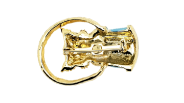 Gerry's broche met klein goudkleurig katje met roze oogjes in een blauw mandje achterkant