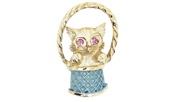 Gerry's broche met klein goudkleurig katje met roze oogjes in een blauw mandje