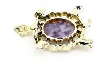 Gerry's goudkleurige schilpadbroche met paarse 'jelly belly' als schil en lila randjes om de oogjes. Tevens hanger achterkant