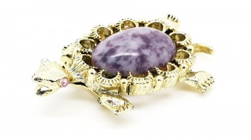 Gerry's goudkleurige schilpadbroche met paarse 'jelly belly' als schil en lila randjes om de oogjes. Tevens hanger