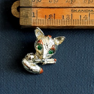 Gerry's - tiny goldtone fox brooch with emerald green eyes and brown enamel details - Bliinkt