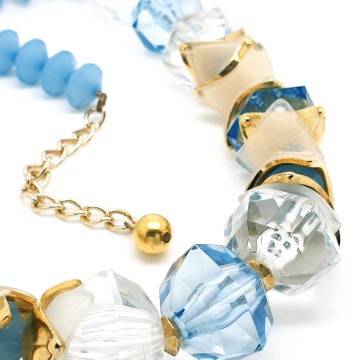 Chunky 'golden oldies' necklace with blue and white facetted plastic beads - Bliinkt