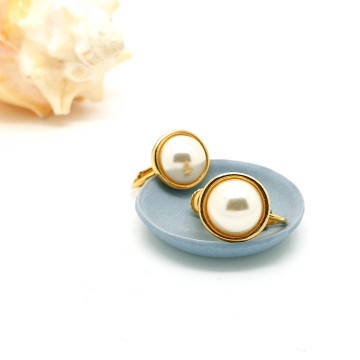 Goldette - round goldtone faux pearl earrings - Bliinkt