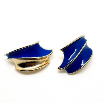 Goudkleurige blauw geemailleerde asymetrische 80's oorbellen