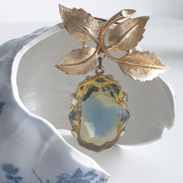 Goldtone bow brooch with blue and yellow givre faceted glass pendant - Bliinkt