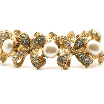 Goldtone bracelet with bow links, faux pearl links and clear rhinestones - Bliinkt