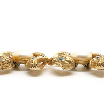 Goldtone bracelet with bow links, faux pearl links and clear rhinestones - Bliinkt