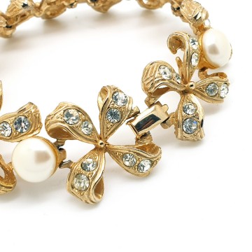 Goldtone bracelet with bow links, faux pearl links and clear rhinestones - Bliinkt