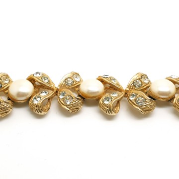 Goldtone bracelet with bow links, faux pearl links and clear rhinestones - Bliinkt